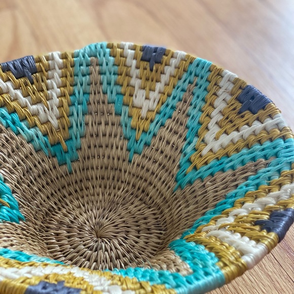Round woven decorative basket - Picture 4 of 10